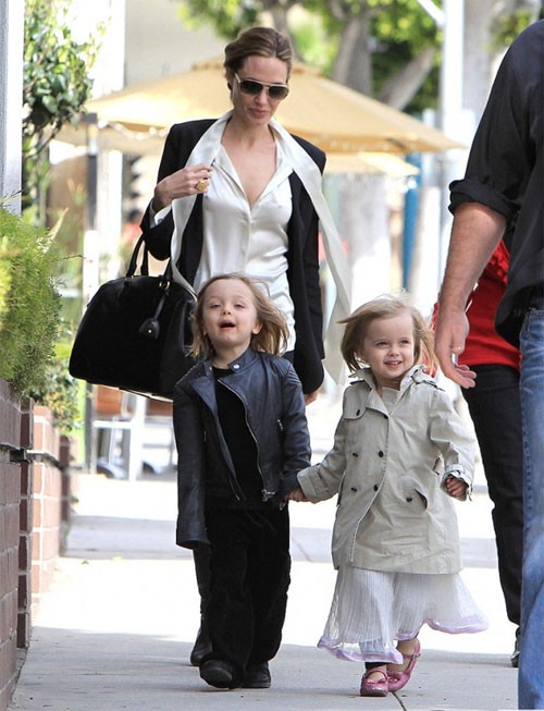 Năm 2008, Angelina Jolie làm cả thế giới phải hồi hộp chờ đợi những hình ảnh đầu tiên của cặp song sinh: con gái Vivienne Marcheline và con trai Knox Leson của mình.